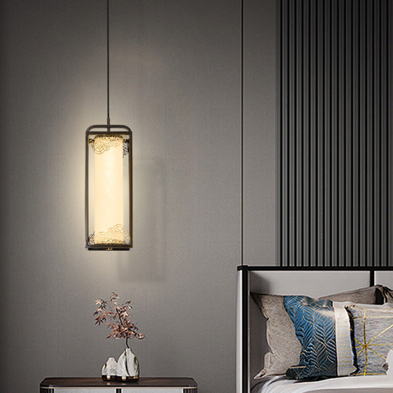 Lampe suspendue LED en forme de cylindre en verre de cuivre chinois traditionnel avec nuage de bon augure sculpté pour chevet 