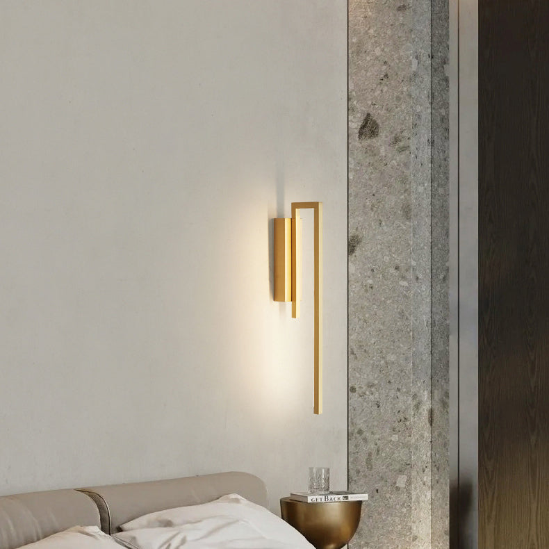 مصباح حائط LED هندسي بخط نحاسي معقوف من منتصف القرن الحديث لجانب السرير 