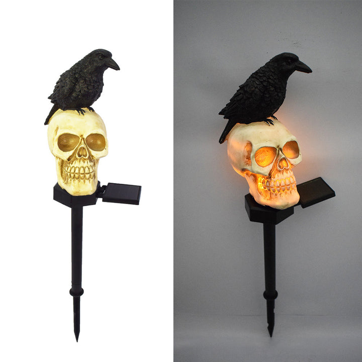 Zeitgenössische kreative solarbetriebene wasserdichte Harz-Kunststoff-Schädel-Krähe Halloween-Dekoration LED-Außenleuchte Landschaftsbeleuchtung für den Garten 