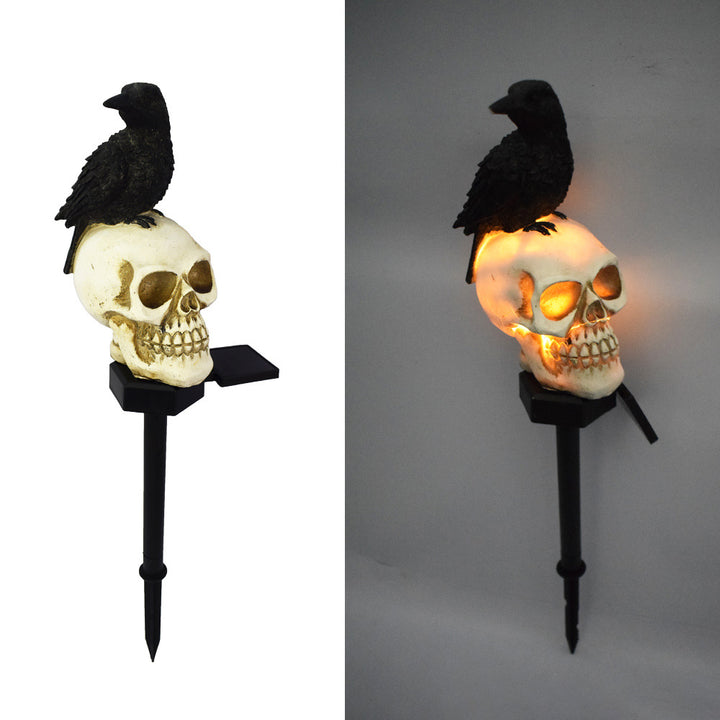 Zeitgenössische kreative solarbetriebene wasserdichte Harz-Kunststoff-Schädel-Krähe Halloween-Dekoration LED-Außenleuchte Landschaftsbeleuchtung für den Garten 
