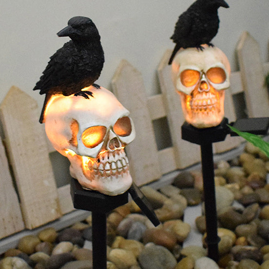 Zeitgenössische kreative solarbetriebene wasserdichte Harz-Kunststoff-Schädel-Krähe Halloween-Dekoration LED-Außenleuchte Landschaftsbeleuchtung für den Garten 