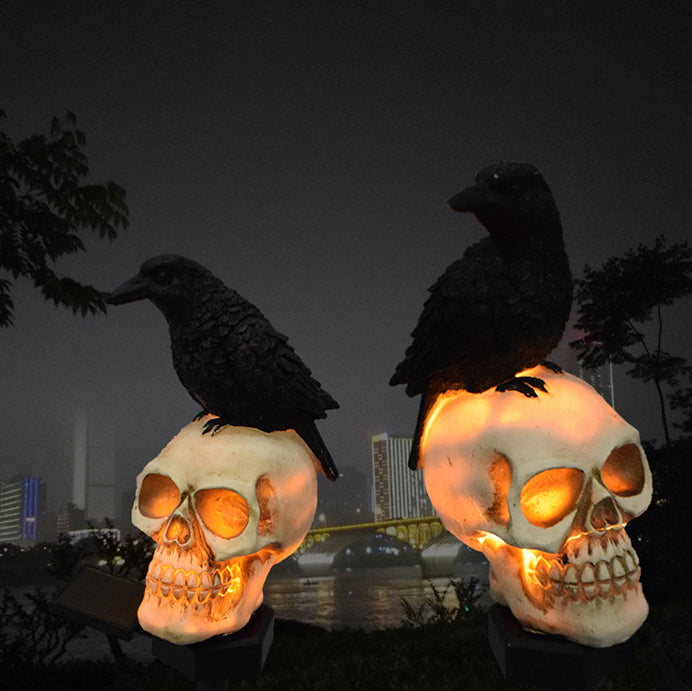 Zeitgenössische kreative solarbetriebene wasserdichte Harz-Kunststoff-Schädel-Krähe Halloween-Dekoration LED-Außenleuchte Landschaftsbeleuchtung für den Garten 