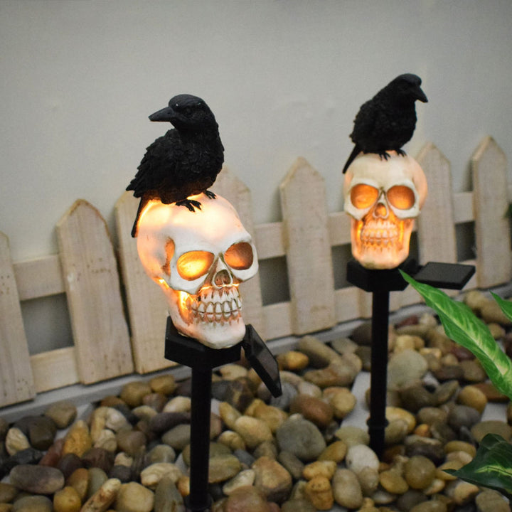 Zeitgenössische kreative solarbetriebene wasserdichte Harz-Kunststoff-Schädel-Krähe Halloween-Dekoration LED-Außenleuchte Landschaftsbeleuchtung für den Garten 