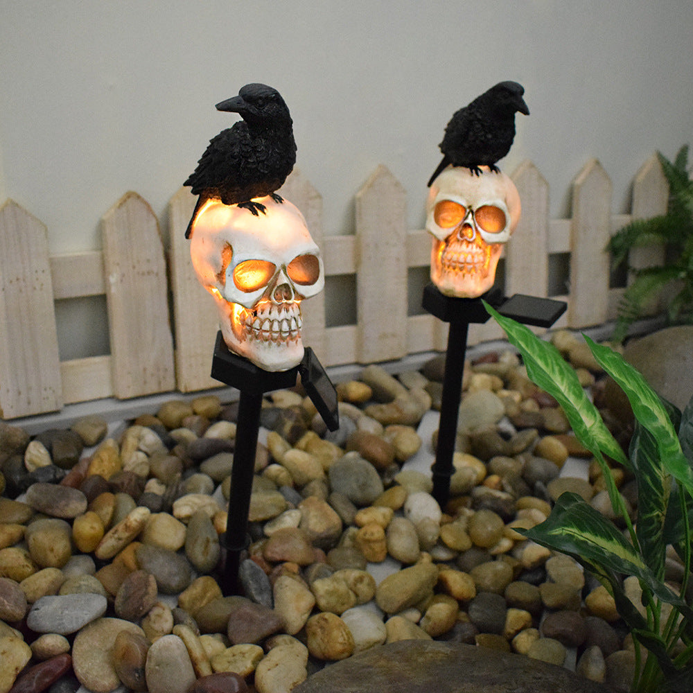 Zeitgenössische kreative solarbetriebene wasserdichte Harz-Kunststoff-Schädel-Krähe Halloween-Dekoration LED-Außenleuchte Landschaftsbeleuchtung für den Garten 