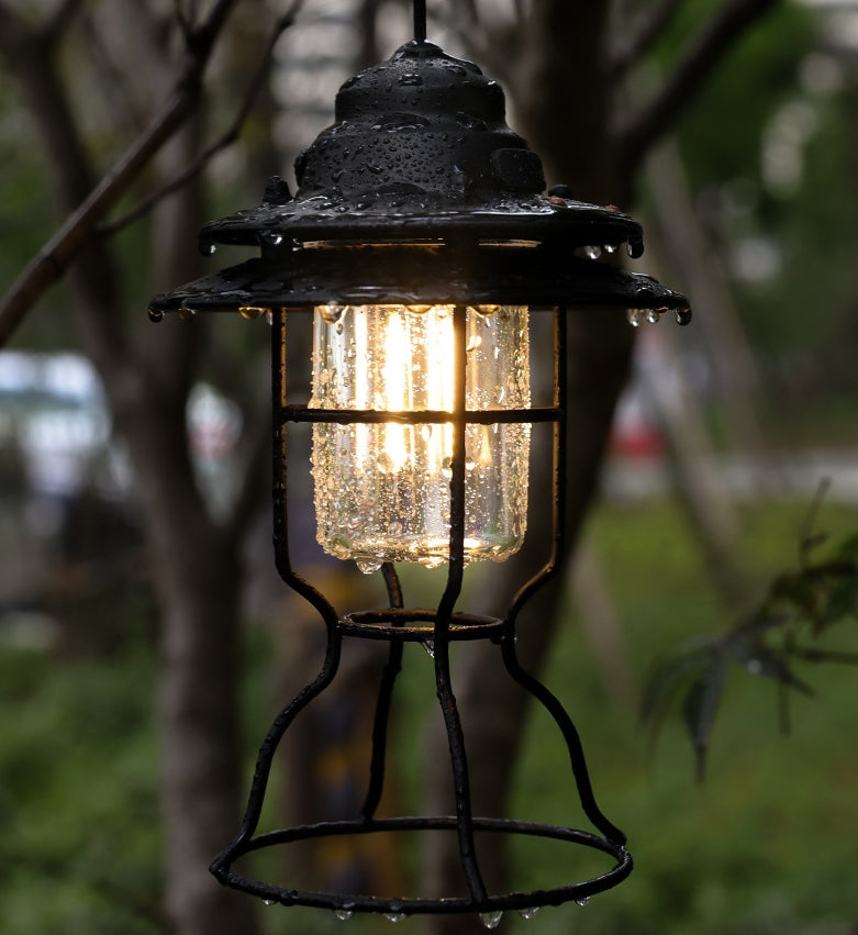 مصباح LED خارجي محمول للمخيمات مقاوم للماء وقابل للشحن مصنوع من الحديد وABS وPC بتصميم معاصر ريترو للباحات الخارجية 