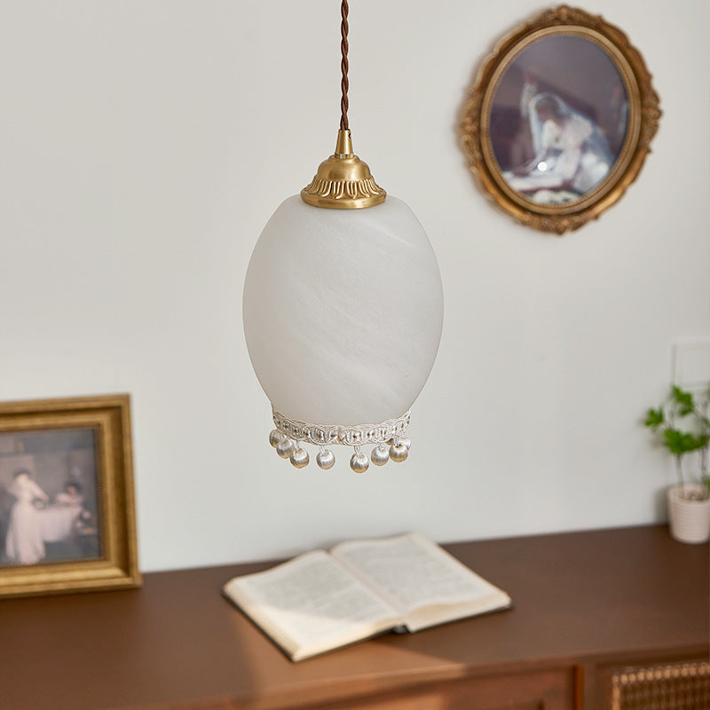 Lámpara colgante de una luz tradicional europea de cobre, vidrio, seda, alambre, borla, cúpula, ovalada para mesita de noche 
