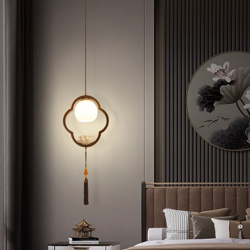 Lumière suspendue à 1 ampoule en céramique chinoise traditionnelle, bois de caoutchouc, verre, trèfle à quatre feuilles, lotus et pompon pour chevet 
