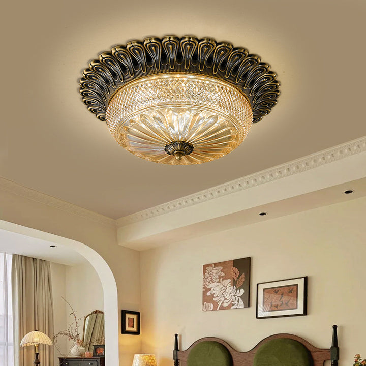 Lustre de plafond LED en cuivre traditionnel européen avec sculpture en relief ronde en verre pour chambre 