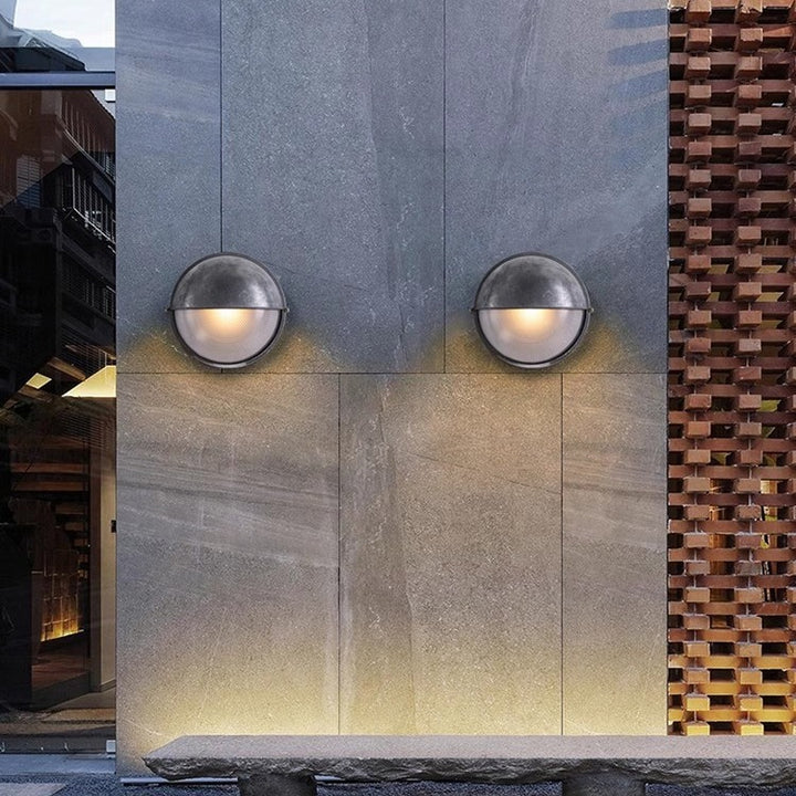 Zeitgenössische industrielle wasserdichte Aluminium-Glas-matte runde 1-Licht-Wandleuchte für den Außenbereich 
