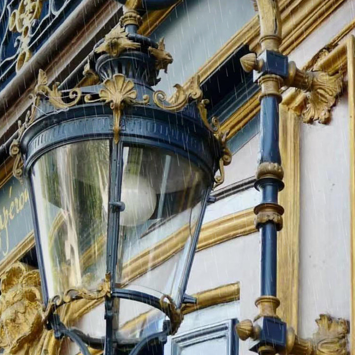 Traditionelle europäische wasserdichte Aluminium-Glaslaterne geschnitzte LED-Wandleuchte für Außenbereich Terrasse 