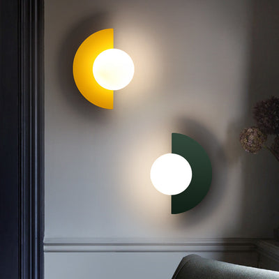 Conception moderne minimaliste en verre sphérique coloré demi-cercle appliqué murale 1 lumière 