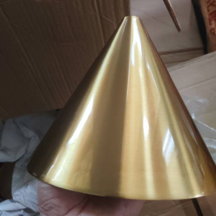 Moderne industrielle Wandlampe mit 1 Leuchtmittel aus Eisen mit messingfarbener Beschichtung in konischer, runder Form für das Wohnzimmer 