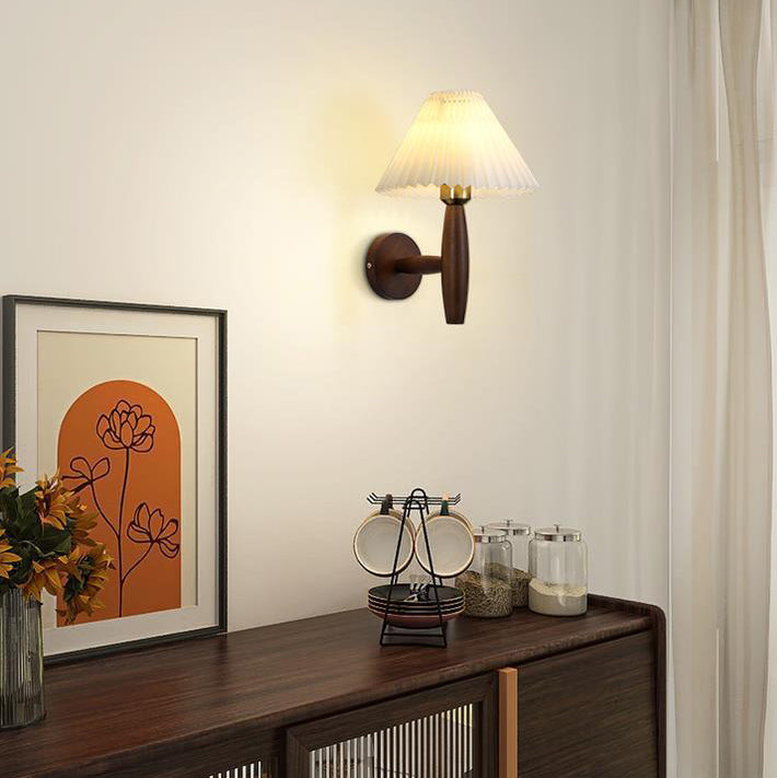 Applique murale contemporaine nordique cylindrique ronde en tissu plissé avec bois 1 lumière pour chambre à coucher 