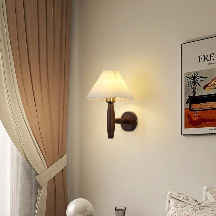 Applique murale contemporaine nordique cylindrique ronde en tissu plissé avec bois 1 lumière pour chambre à coucher 