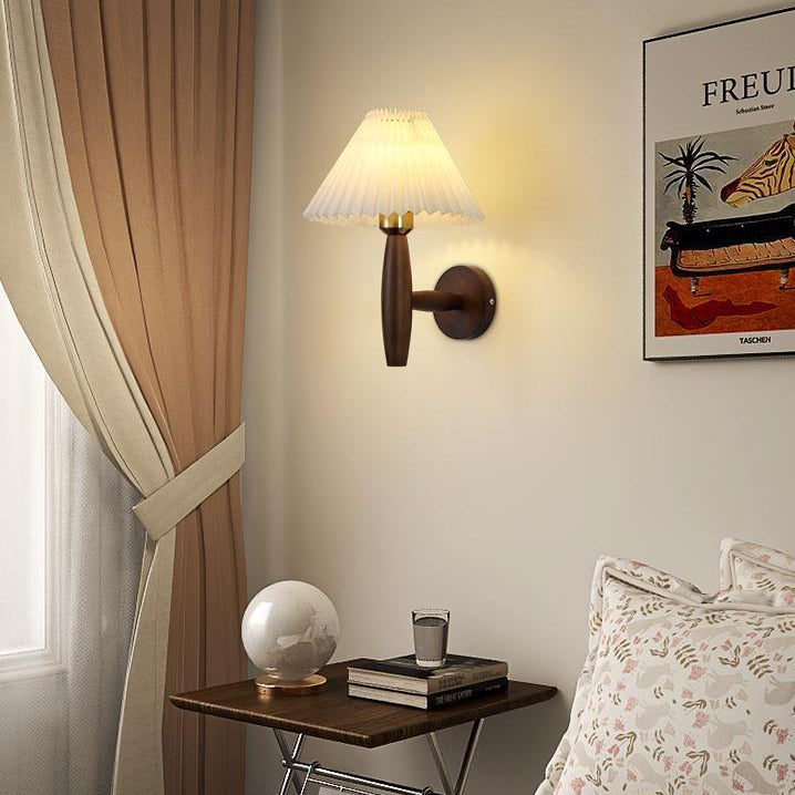 Applique murale contemporaine nordique cylindrique ronde en tissu plissé avec bois 1 lumière pour chambre à coucher 