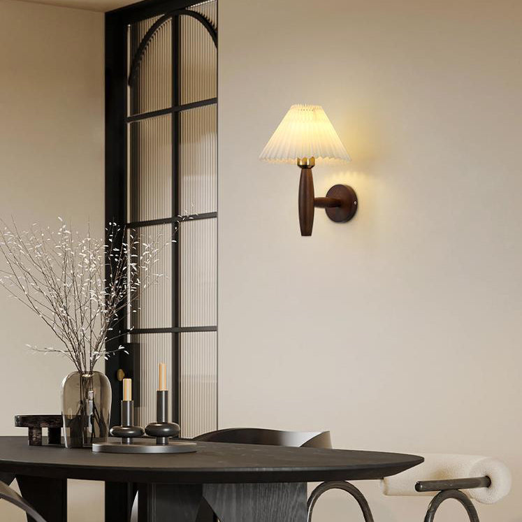 Applique murale contemporaine nordique cylindrique ronde en tissu plissé avec bois 1 lumière pour chambre à coucher 