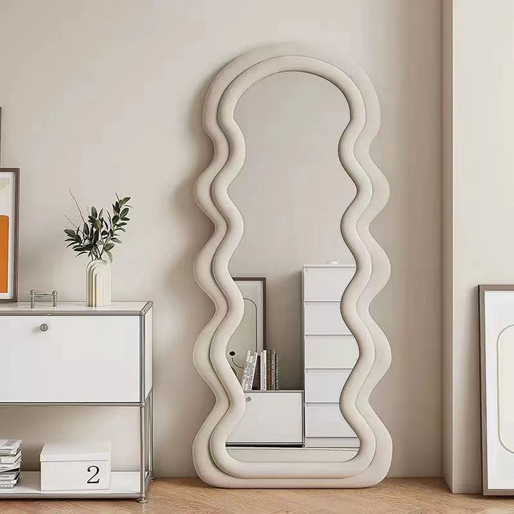 Zeitgenössischer nordischer MDF-Samt-Glas-Kohlenstoffstahl-Oval-Wellenförmiger Ganzkörper-Bodenständerspiegel mit explosionssicherem und kippsicherem Design für Wohnzimmer und Schlafzimmer 