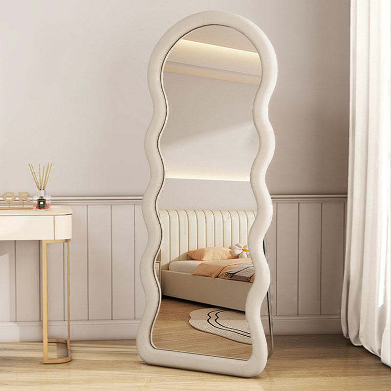 Moderner minimalistischer bodenlanger Standspiegel in Wellenform aus Samt und MDF mit dreieckigem Stützfuß &amp; rutschfest für Schlafzimmer &amp; Wohnzimmer 