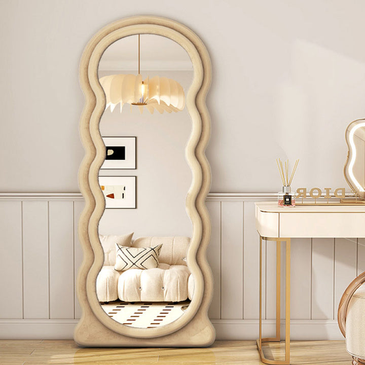 Moderner minimalistischer bodenlanger Standspiegel in Wellenform aus Samt und MDF mit dreieckigem Stützfuß &amp; rutschfest für Schlafzimmer &amp; Wohnzimmer 