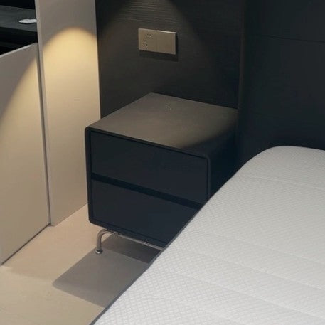 Zeitgenössischer nordischer Katzenkratzleder-Kiefernholz-Kohlenstoffstahl-Quadrat-Rechteck-Nachttisch mit 2 Schubladen für das Schlafzimmer 