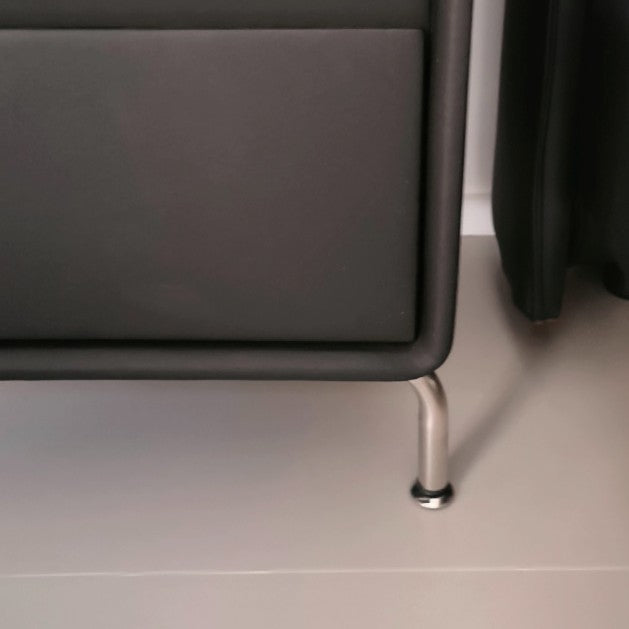 Zeitgenössischer nordischer Katzenkratzleder-Kiefernholz-Kohlenstoffstahl-Quadrat-Rechteck-Nachttisch mit 2 Schubladen für das Schlafzimmer 