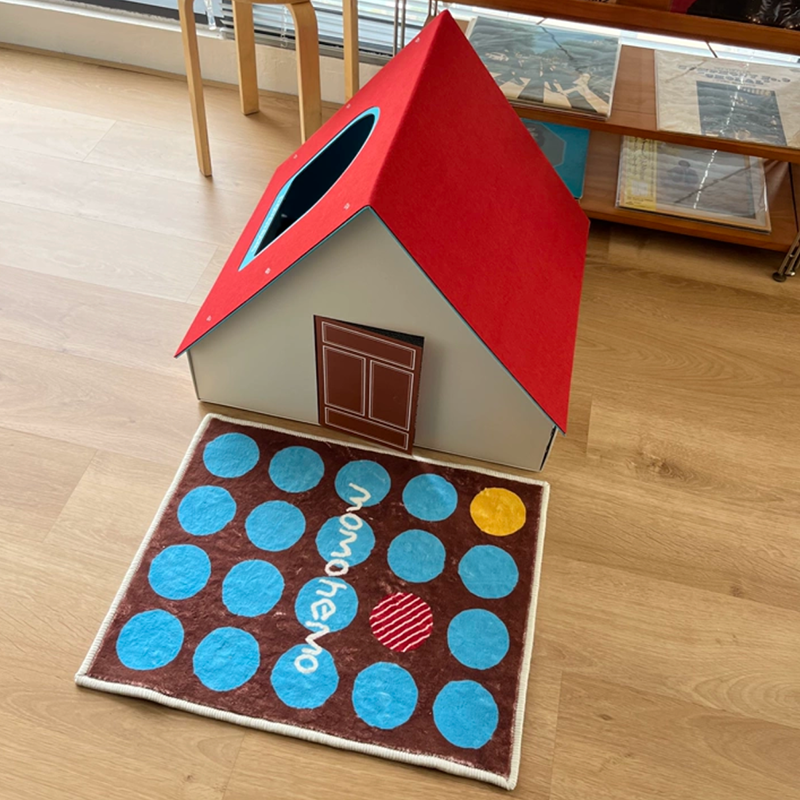 Modernes kreatives rechteckiges Katzenbett in Hausform aus Karton, Filz, Wellpapier und Fleecepad fürs Schlafzimmer 