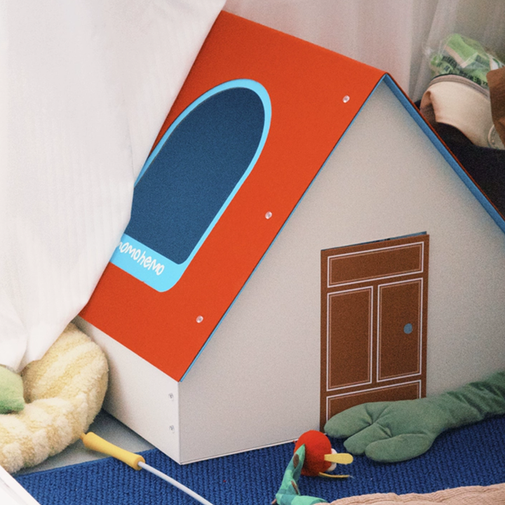 Modernes kreatives rechteckiges Katzenbett in Hausform aus Karton, Filz, Wellpapier und Fleecepad fürs Schlafzimmer 