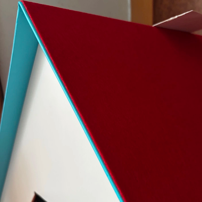 Modernes kreatives rechteckiges Katzenbett in Hausform aus Karton, Filz, Wellpapier und Fleecepad fürs Schlafzimmer 