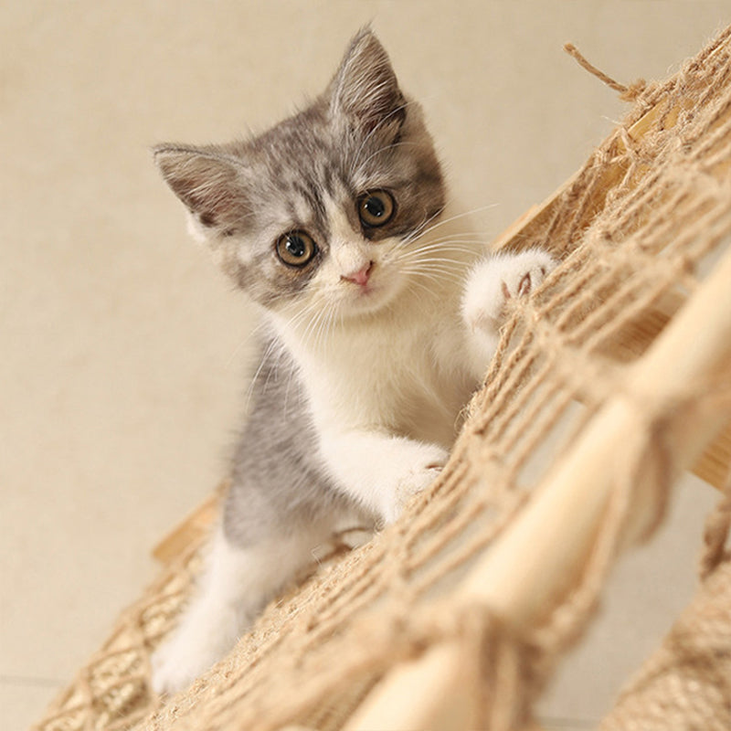 Moderner minimalistischer Katzenbaum &amp; Katzenwohnungen aus MDF, Baumwoll-Leinen und Jute in Dreiecksform mit 1 Hängematte und 2 Kratzpfosten für das Wohnzimmer 