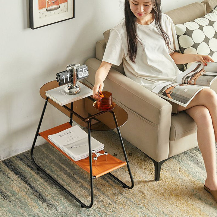 Moderner minimalistischer trapezförmiger Beistelltisch aus gehärtetem Glas, Kunstleder und Stahl, 2-stufig für das Wohnzimmer 