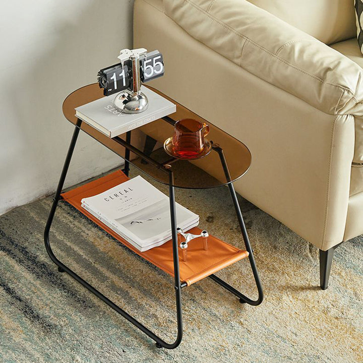 Moderner minimalistischer trapezförmiger Beistelltisch aus gehärtetem Glas, Kunstleder und Stahl, 2-stufig für das Wohnzimmer 
