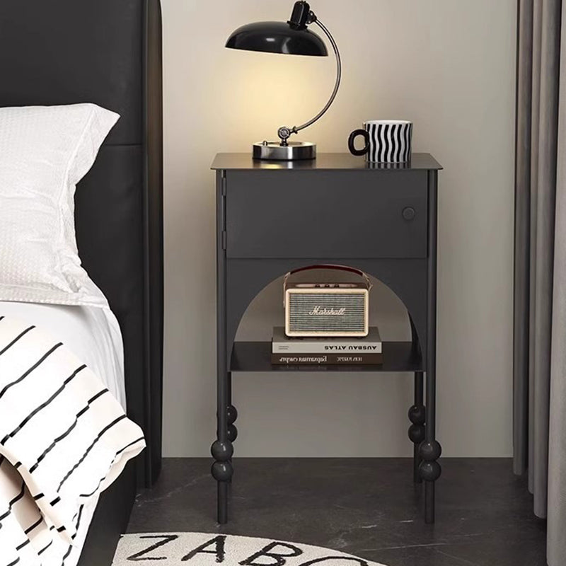 Moderner minimalistischer rechteckiger gewölbter High-Heel-Design-Eisen-Nachttisch mit 1 Schrank für das Schlafzimmer 