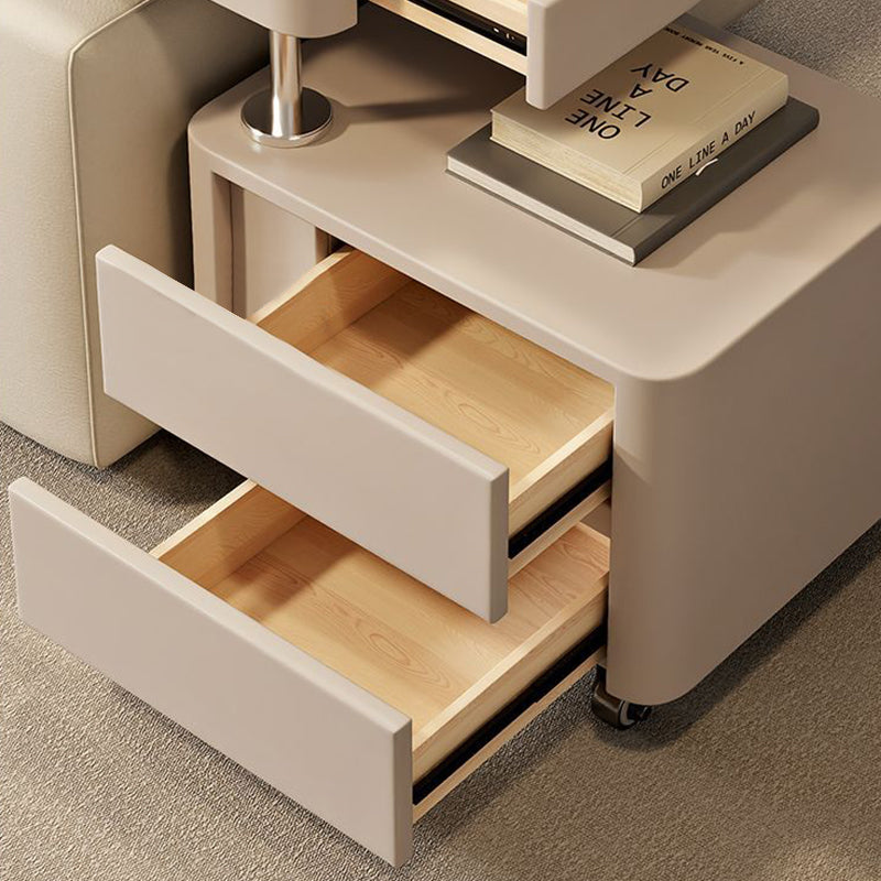 Moderner minimalistischer rechteckiger Beistelltisch aus Massivholz, mitteldichter Faserplatte, Kunstleder und Stahl mit 3 Schubladen für das Wohnzimmer 