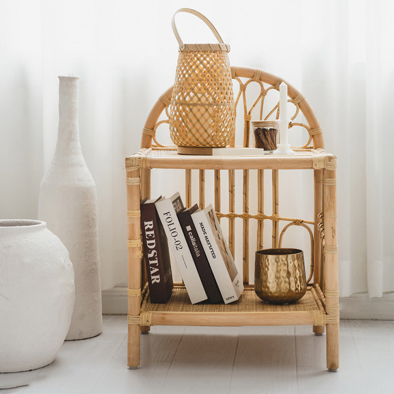 Table d’appoint contemporaine en rotin naturel côtier, tissée à la main en rotin indonésien - courbée avec tissage à motif en V, pour salon 