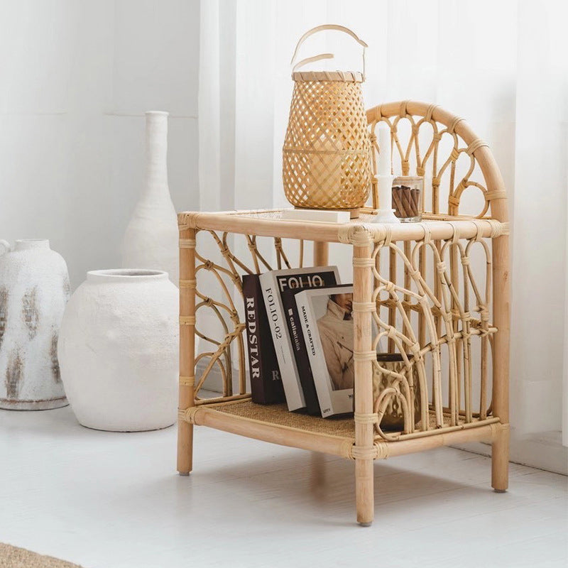 Table d’appoint contemporaine en rotin naturel côtier, tissée à la main en rotin indonésien - courbée avec tissage à motif en V, pour salon 