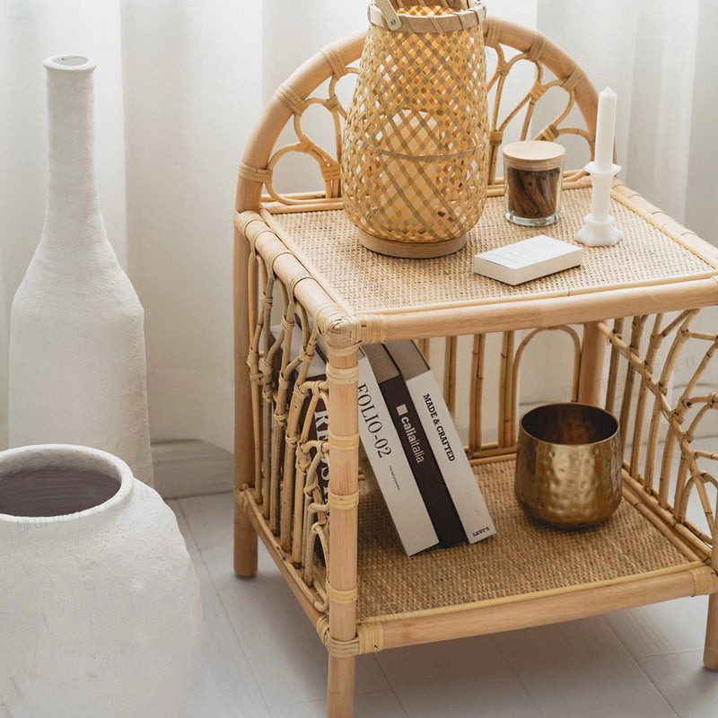 Table d’appoint contemporaine en rotin naturel côtier, tissée à la main en rotin indonésien - courbée avec tissage à motif en V, pour salon 