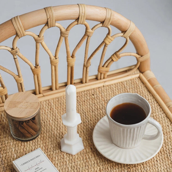 Table d’appoint contemporaine en rotin naturel côtier, tissée à la main en rotin indonésien - courbée avec tissage à motif en V, pour salon 