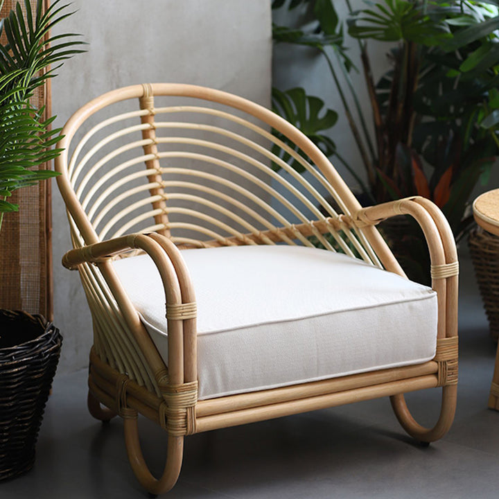 Chaise d’appoint contemporaine boho en rotin naturel - fauteuil en rotin indonésien tressé à la main avec coussin en tissu imperméable pour salon 