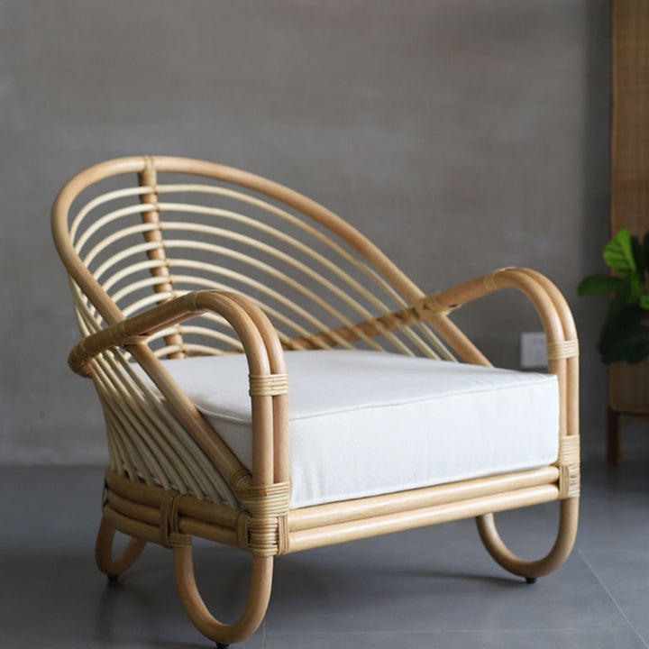 Chaise d’appoint contemporaine boho en rotin naturel - fauteuil en rotin indonésien tressé à la main avec coussin en tissu imperméable pour salon 
