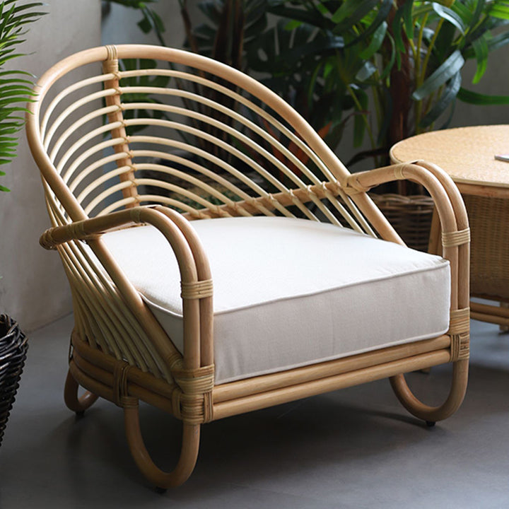 Chaise d’appoint contemporaine boho en rotin naturel - fauteuil en rotin indonésien tressé à la main avec coussin en tissu imperméable pour salon 