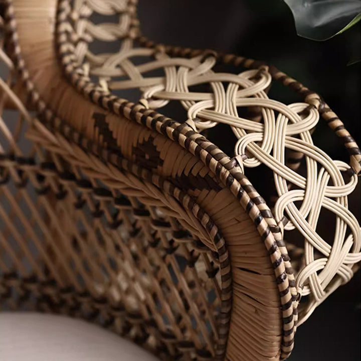 Zeitgenössischer Boho handgewebter indonesischer Rattan-Akzentstuhl - Hochlehner Pfauen-Rattan-Loungesessel mit wasserdichtem Stoffkissen für das Wohnzimmer 