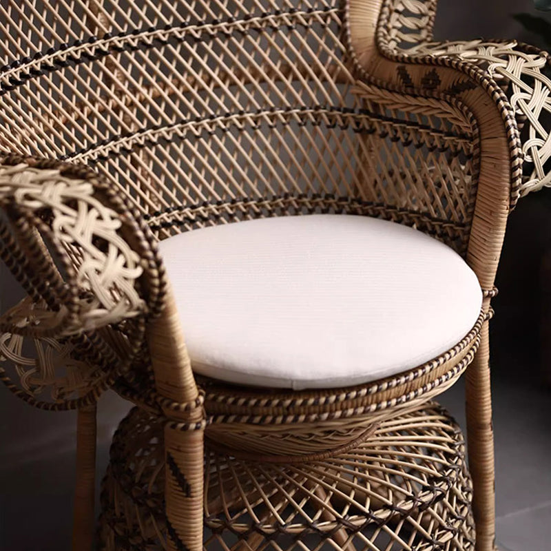 Zeitgenössischer Boho handgewebter indonesischer Rattan-Akzentstuhl - Hochlehner Pfauen-Rattan-Loungesessel mit wasserdichtem Stoffkissen für das Wohnzimmer 
