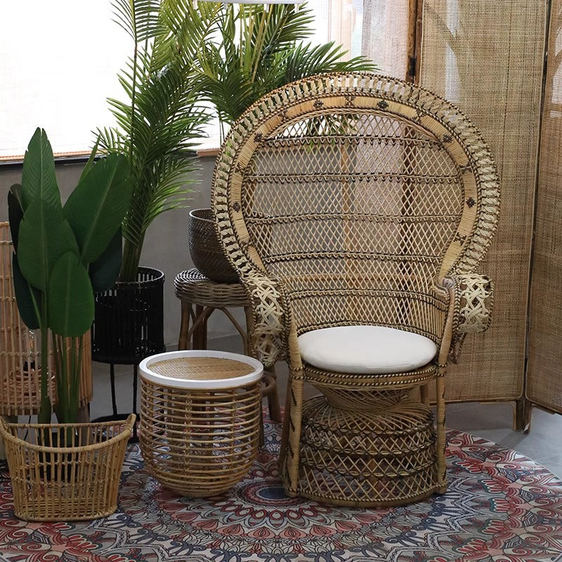 Zeitgenössischer Boho handgewebter indonesischer Rattan-Akzentstuhl - Hochlehner Pfauen-Rattan-Loungesessel mit wasserdichtem Stoffkissen für das Wohnzimmer 