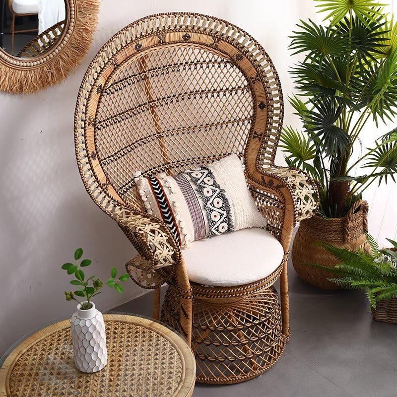 Zeitgenössischer Boho handgewebter indonesischer Rattan-Akzentstuhl - Hochlehner Pfauen-Rattan-Loungesessel mit wasserdichtem Stoffkissen für das Wohnzimmer 