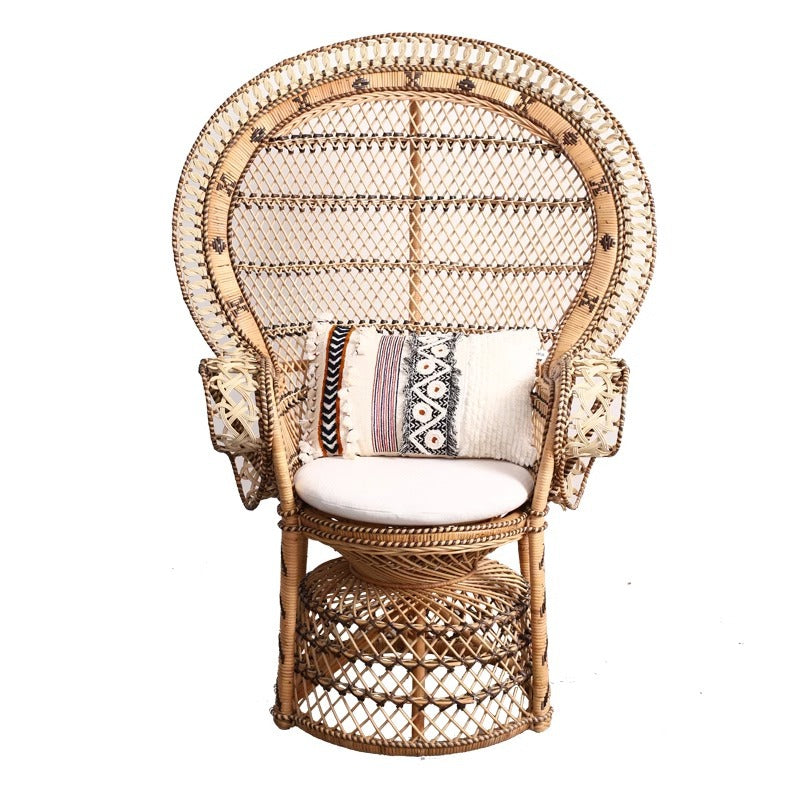 Zeitgenössischer Boho handgewebter indonesischer Rattan-Akzentstuhl - Hochlehner Pfauen-Rattan-Loungesessel mit wasserdichtem Stoffkissen für das Wohnzimmer 