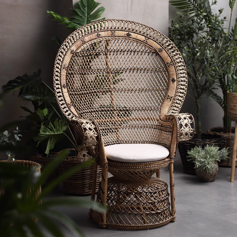 Zeitgenössischer Boho handgewebter indonesischer Rattan-Akzentstuhl - Hochlehner Pfauen-Rattan-Loungesessel mit wasserdichtem Stoffkissen für das Wohnzimmer 