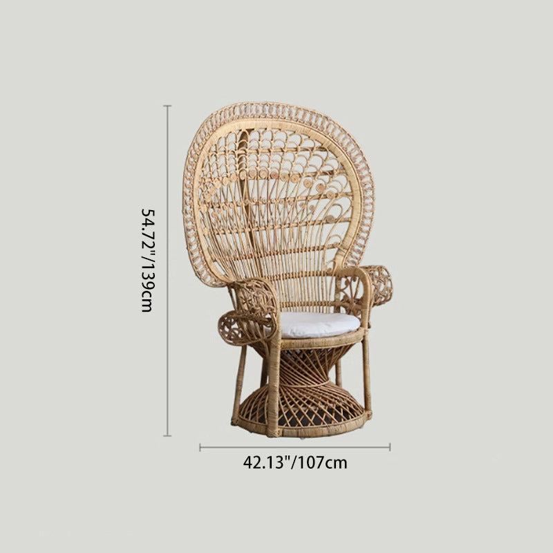 Zeitgenössischer Boho handgewebter indonesischer Rattan-Akzentstuhl - Hochlehner Pfauen-Rattan-Loungesessel mit wasserdichtem Stoffkissen für das Wohnzimmer 