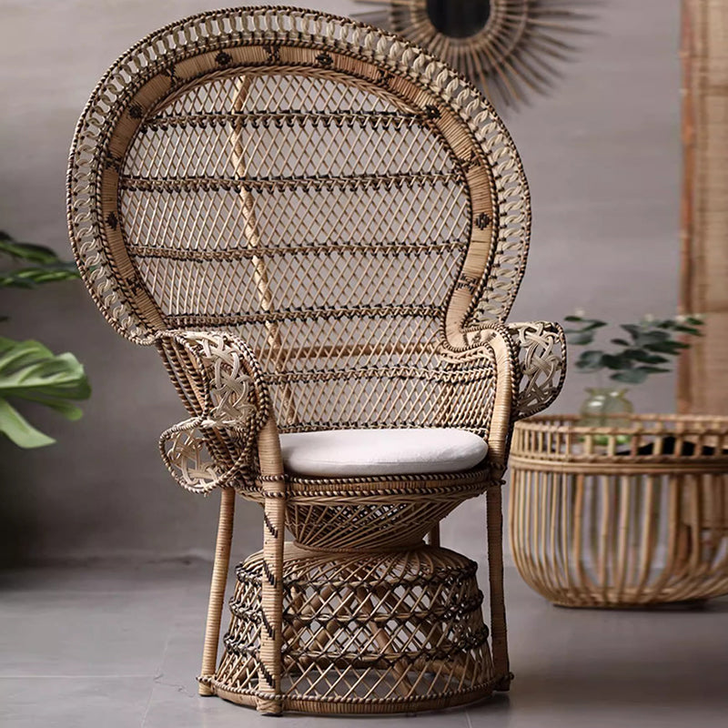 Zeitgenössischer Boho handgewebter indonesischer Rattan-Akzentstuhl - Hochlehner Pfauen-Rattan-Loungesessel mit wasserdichtem Stoffkissen für das Wohnzimmer 