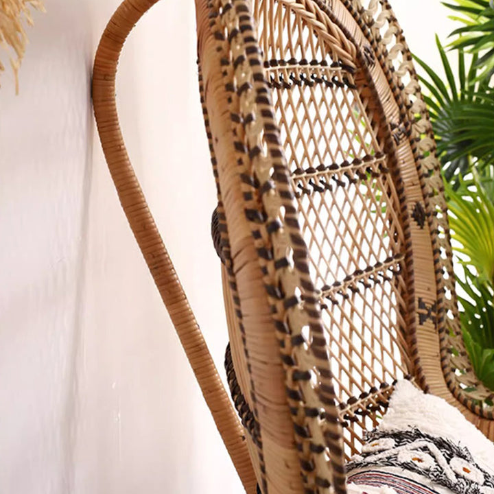 Zeitgenössischer Boho handgewebter indonesischer Rattan-Akzentstuhl - Hochlehner Pfauen-Rattan-Loungesessel mit wasserdichtem Stoffkissen für das Wohnzimmer 