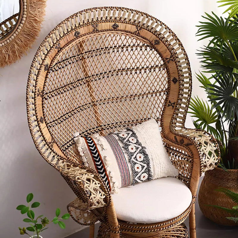 Zeitgenössischer Boho handgewebter indonesischer Rattan-Akzentstuhl - Hochlehner Pfauen-Rattan-Loungesessel mit wasserdichtem Stoffkissen für das Wohnzimmer 